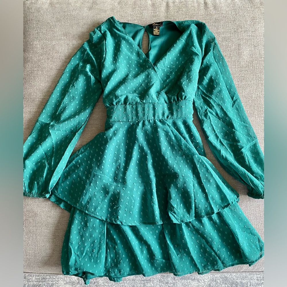 WORN ONCE! BEAUTIFUL GREEN LONG SLEEVE DRESS! Perfect for any occasion!